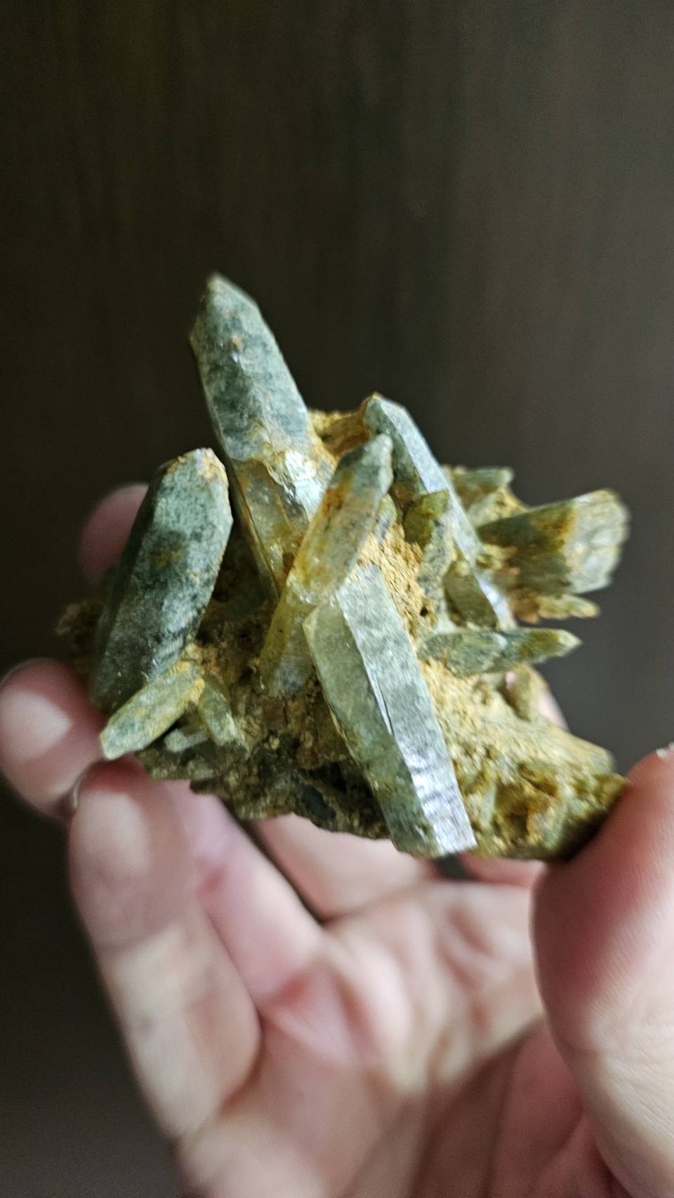 岩值 — 展位現場陳列，桌上擺滿各式原礦與礦石飾品